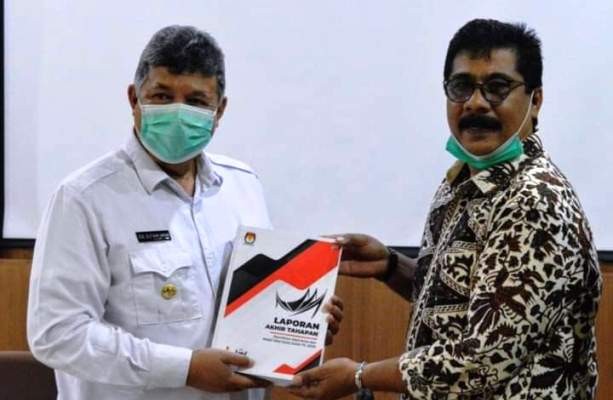 Walikota Solok Zul Elfian Umar menerima LPJ dana hibah dari Ketua KPU Asraf Danil.